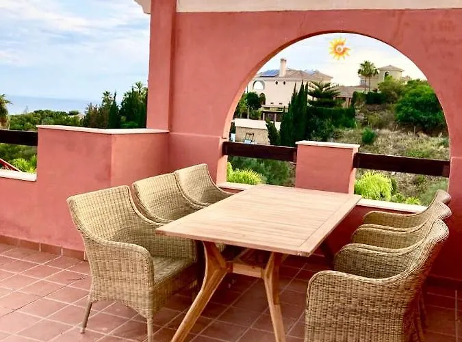 아파트 Elegant Penthouse Avec Vue Sur Piscine, Jardins, 2 *